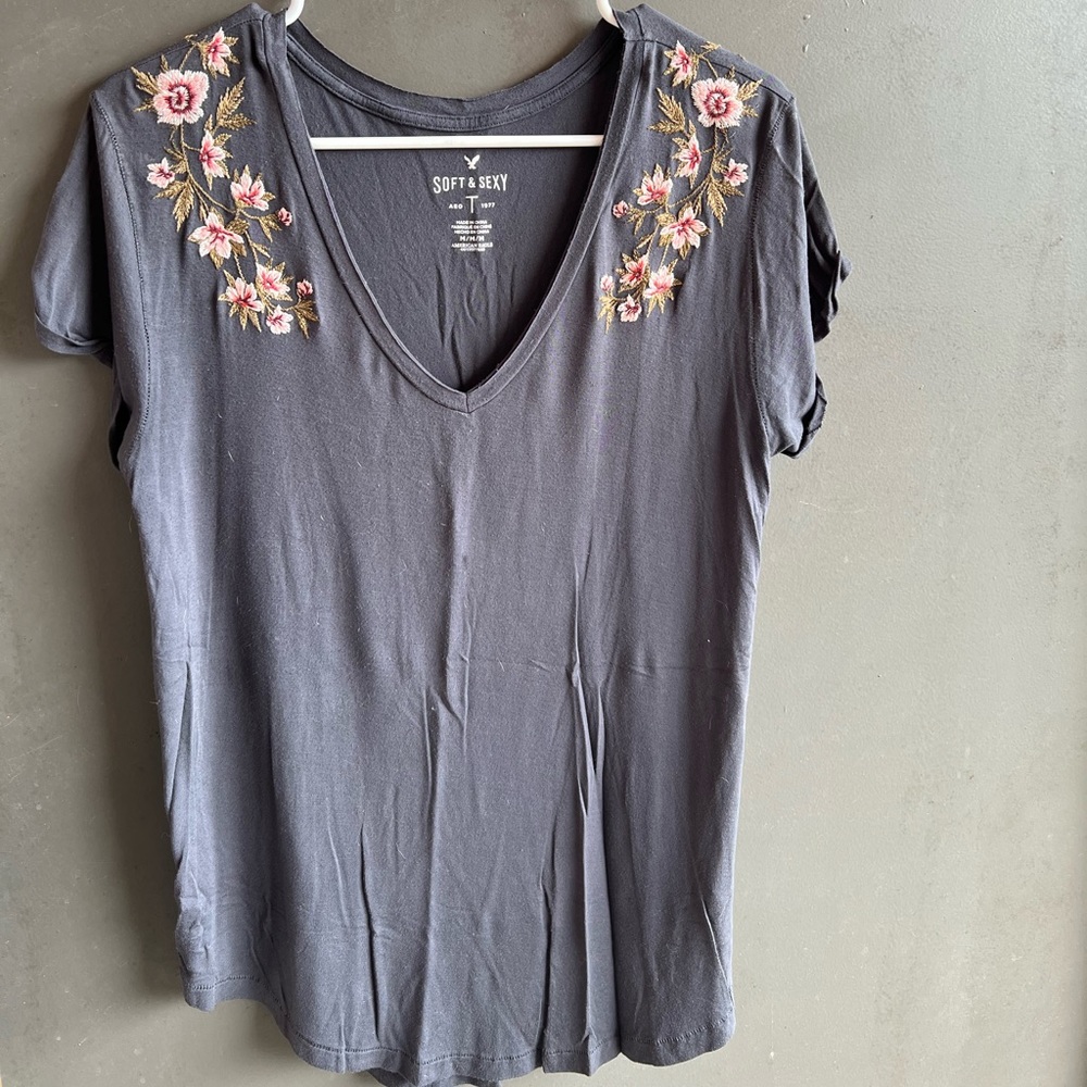 American Eagle V neck Casual cute shirt